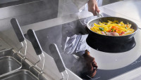 04-chef-cooking-induction-evopro-700e900-zanussi-1400x800-1